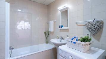 Een douche, een haardroger, handdoeken, shampoo