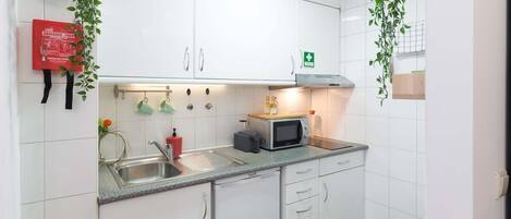 Køleskab, mikrobølgeovn, ovn, kogeplade