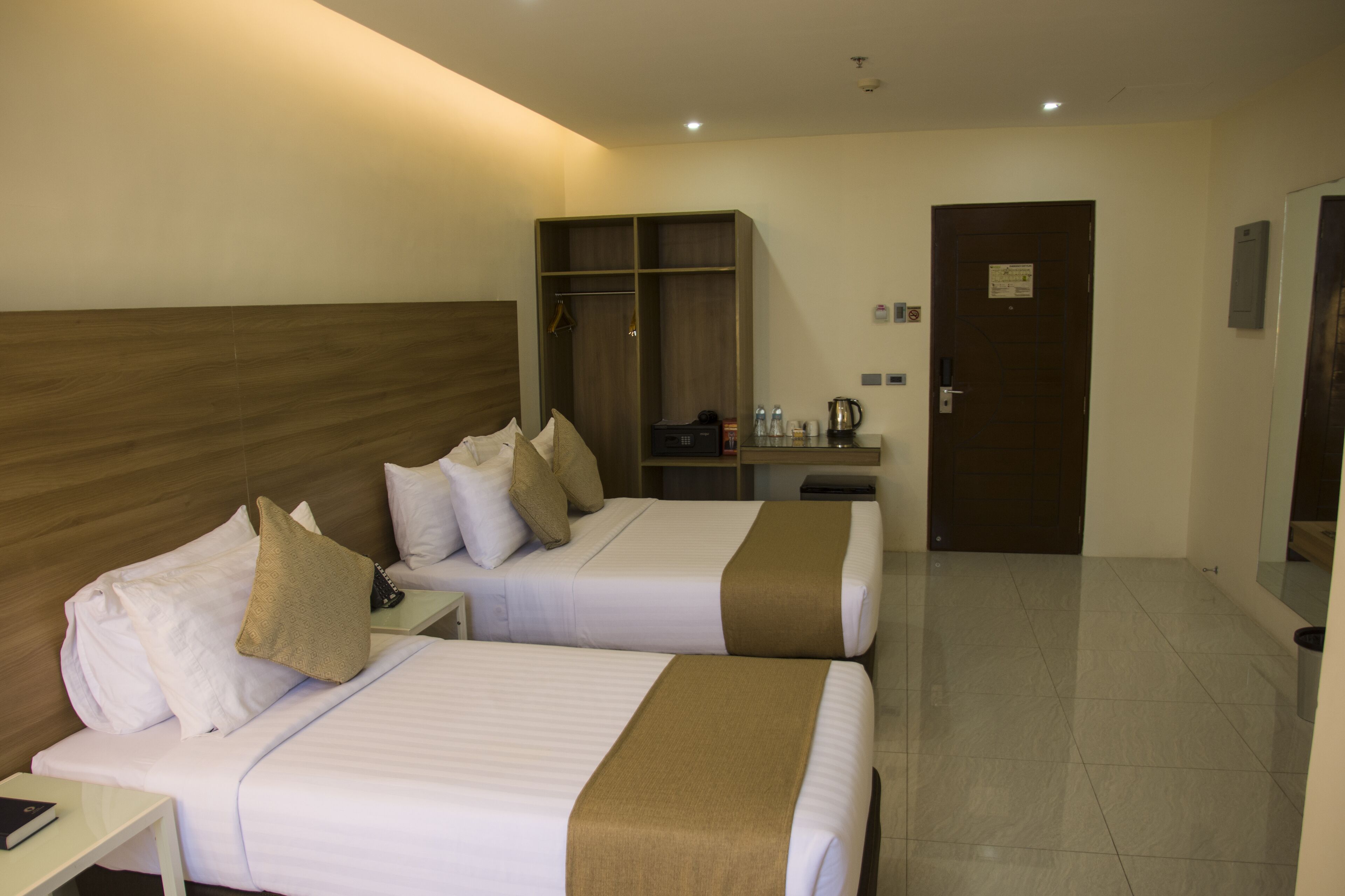 deluxe room | in-room safe, desk, blackout curtains, soundproofing