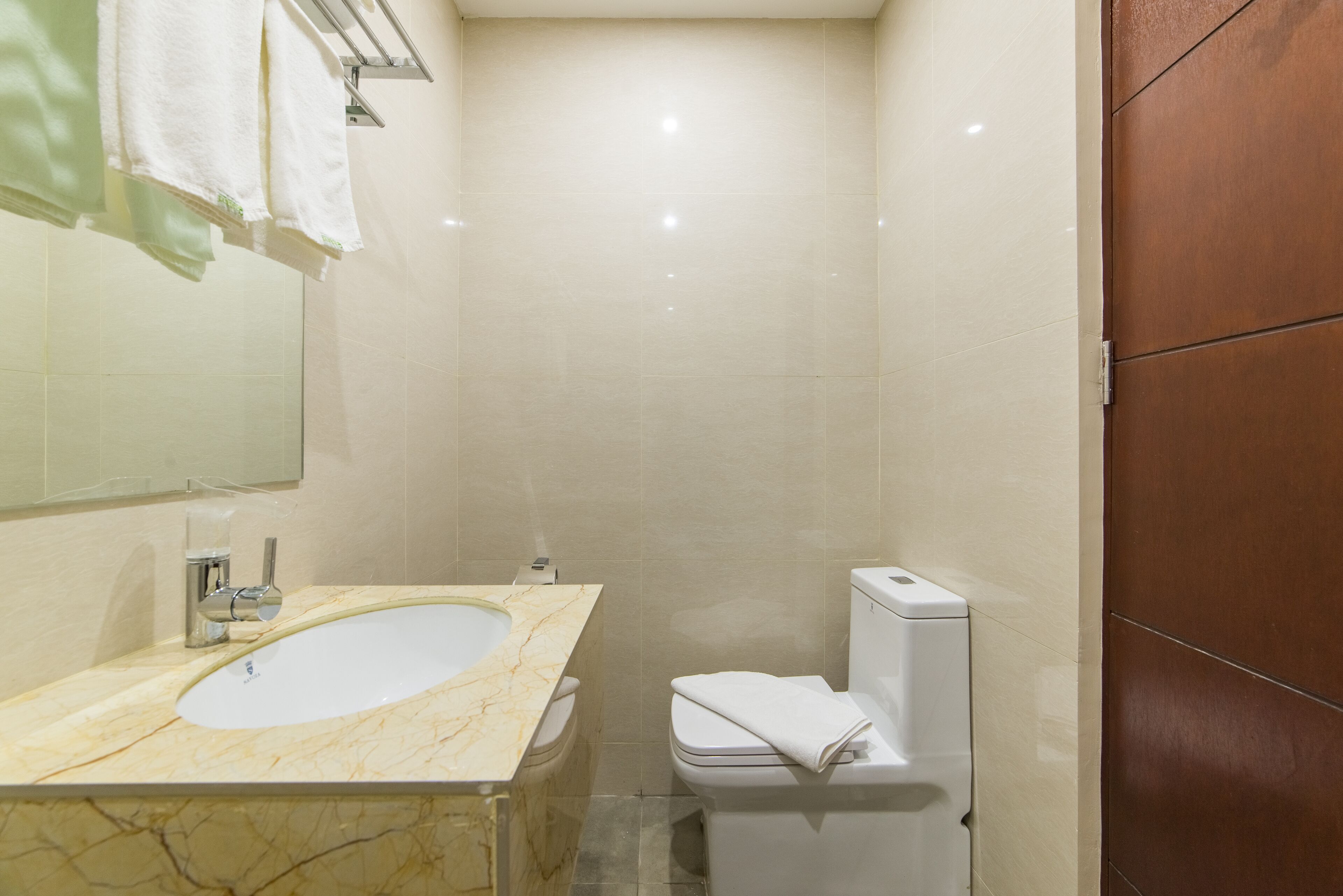 business studio suite, 1 bedroom | bathroom | shower, free toiletries, hair dryer, bidet
