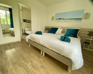 4 slaapkamers, een bureau, een strijkplank/strijkijzer, reisbedje