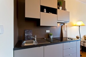 Kühlschrank, Mikrowelle, Ofen, Herdplatte