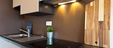 Køleskab, mikrobølgeovn, ovn, kogeplade