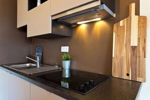 Køleskab, mikrobølgeovn, ovn, kogeplade