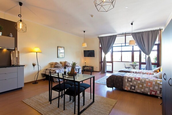 Iron/ironing board, WiFi, bed sheets
