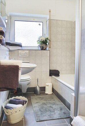 Badewanne, Haartrockner, Handtücher, Seife