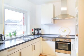 Kjøleskap, mikrobølgeovn, ovn og kokeplater