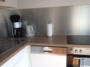 冰箱、微波炉、烤箱、炉灶