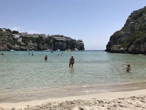 Nær stranden og solsenger