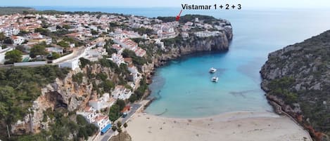 Una spiaggia nelle vicinanze, lettini da mare