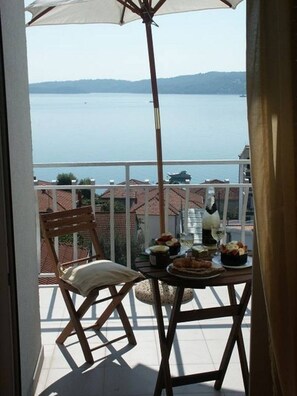 Outdoor dining - Third Floor apartment with approx. 120m ² air conditioning, 2x bathroom, balcony panoramic sea view (Seget Donji)