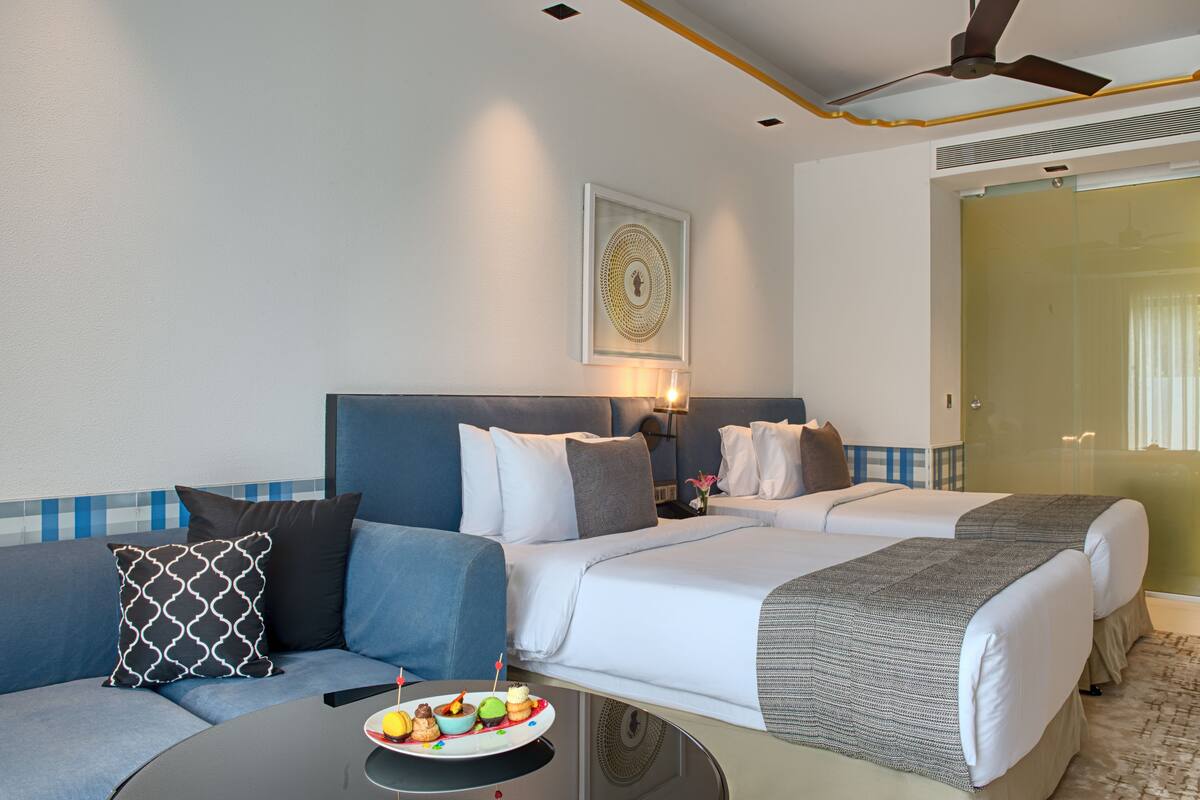 Premium Balcony Twin Bed, INR 2000 Meal Credit per stay | 1 phòng ngủ, bộ đồ giường cao cấp, minibar, két bảo mật tại phòng 
