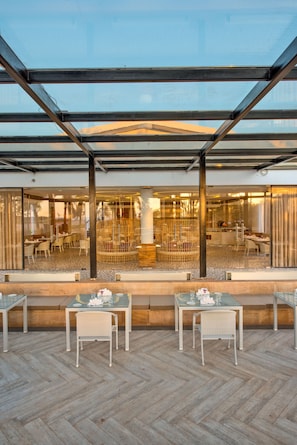 4 restaurants, international cuisine