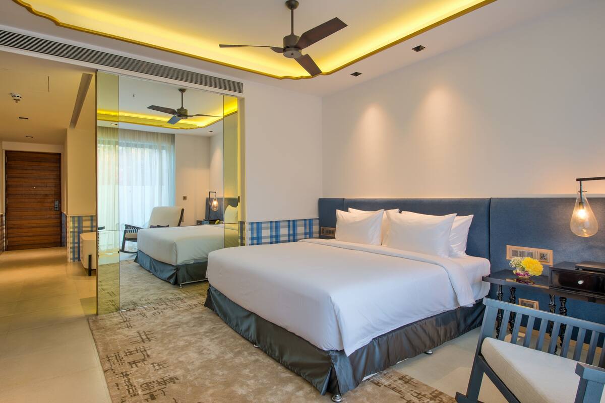 Premium Balcony King Bed, INR 2000 Meal Credit per stay | 1 phòng ngủ, bộ đồ giường cao cấp, minibar, két bảo mật tại phòng 