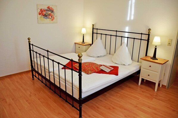 1 bedroom, desk, travel crib, WiFi