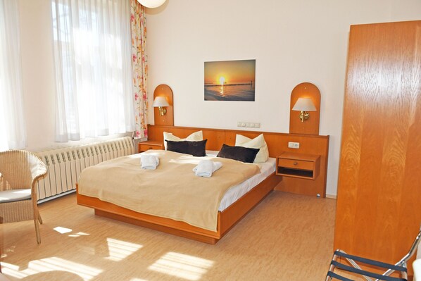 1 bedroom, desk, travel crib, WiFi