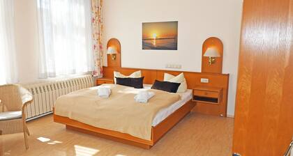 Doppelzimmer 02 - Appartementhaus Sellin in Stil der Bäderarchitektur