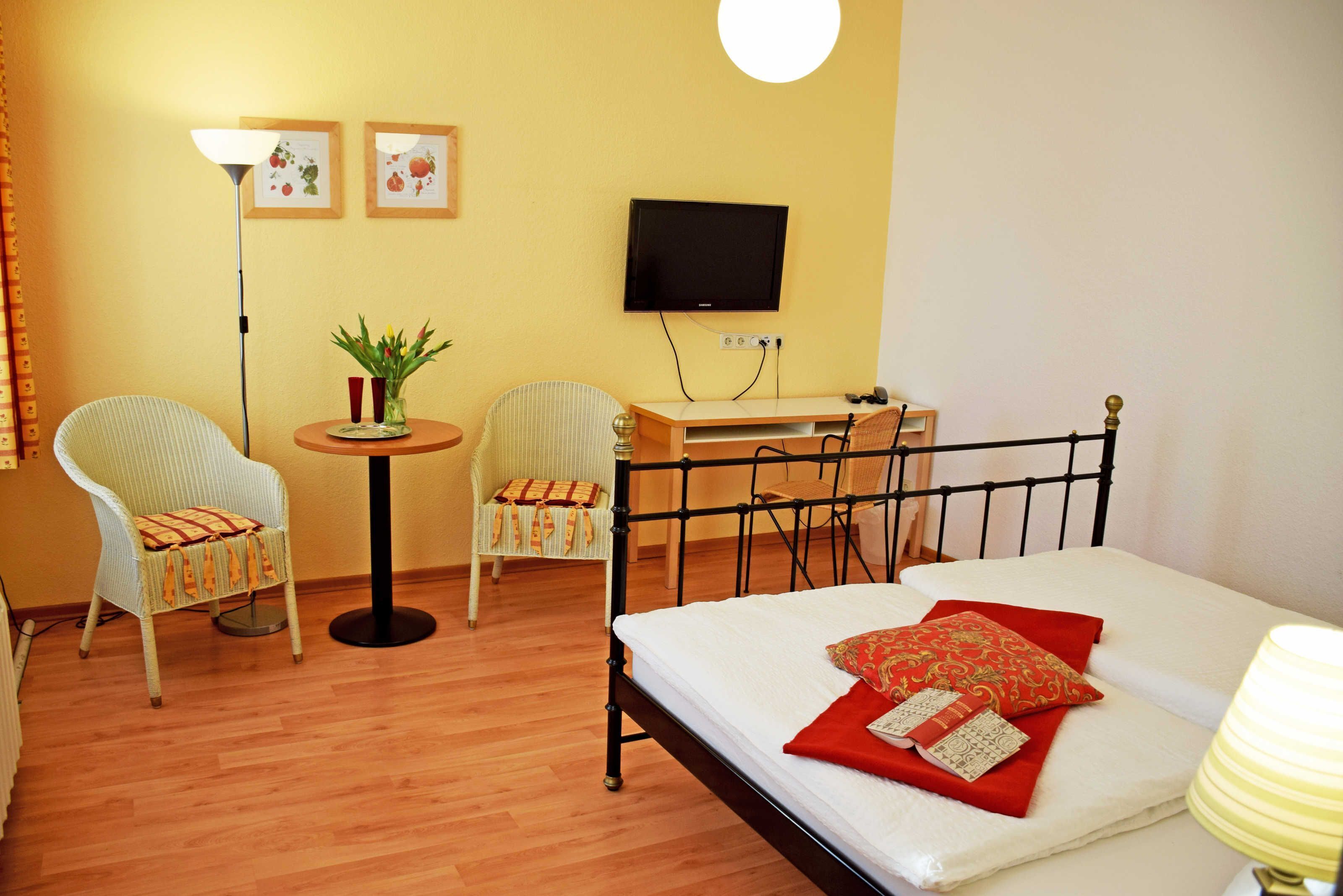 1 sovrum, skrivbord, resesäng och wi-fi