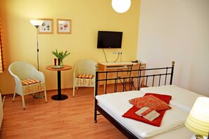 1 bedroom, desk, travel crib, WiFi