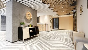 Un interior moderno con suelo de patrón geométrico, techo de madera con listones, decoración circular en la pared y una disposición de mobiliario minimalista.