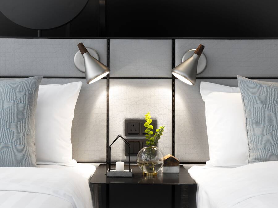 Safe på rommet, blendingsgardiner, lydisolert og strykejern/-brett