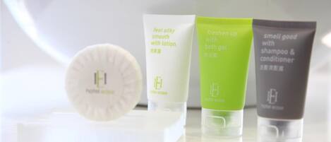 Presentación de productos de hotel: gel de baño, loción y champú y acondicionador.