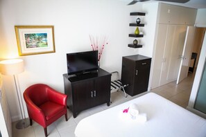 Deluxe appartement, 2 slaapkamers, uitzicht op zwembad | 2 slaapkamers, luxe beddengoed, individueel gedecoreerd