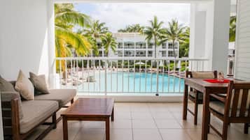 Deluxe Apartment, 2 Bedrooms, Pool View | Balkoni