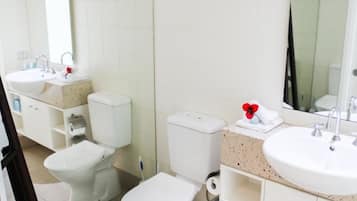 Deluxe Apartment, 2 Bedrooms, Pool View | Bilik Mandi | Tab mandi dan pancuran berasingan, tab mandi berpancutan