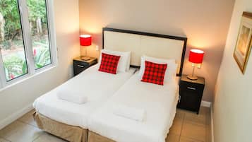 Deluxe Apartment, 2 Bedrooms, Pool View | 2 bilik tidur, peralatan tempat tidur premium, seterika/papan seterika