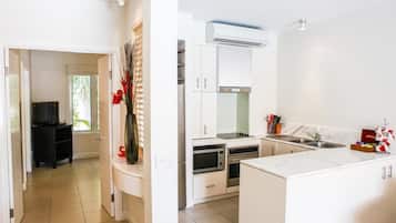 Deluxe Apartment, 2 Bedrooms, Pool View | Dapur peribadi | Pembancuh kopi/teh, peti sejuk/penyejuk beku saiz penuh