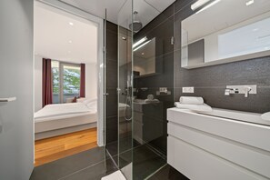 Badewanne, Haartrockner, Handtücher, Seife