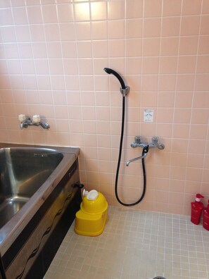 Articles de toilette gratuits, sèche-cheveux, serviettes fournies