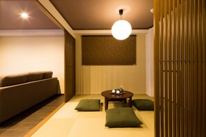 Zimmersafe, Schreibtisch, schallisolierte Zimmer, Bügeleisen/Bügelbrett