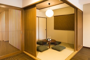 Deluxe-huone, parveke, jokinäköala | Tallelokero huoneessa, työpöytä, äänieristys, silitysrauta/-lauta