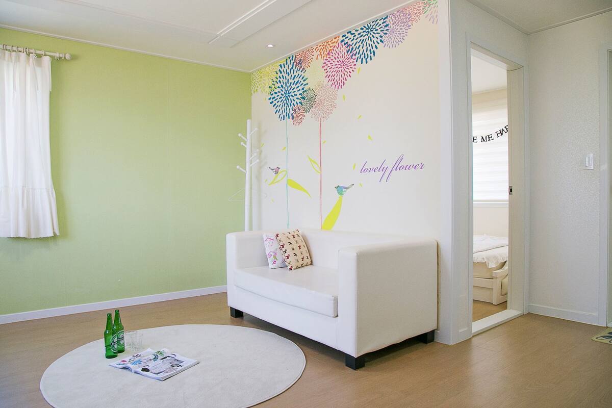 Familie huis, 1 slaapkamer, terras, aan het meer (Rainbow Lake) | Woonruimte | Een 42-inch flatscreentelevisie met premium tv-zenders en een televisie