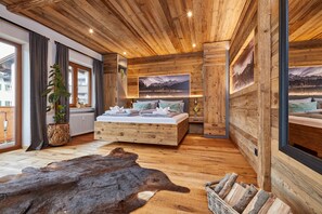 3 عدّة غرف نوم وخزنة داخل الغرفة ومكواة/لوح كي وسرير سفر