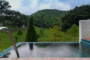 Piscine extérieure, chaises longues