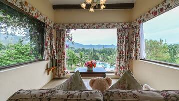 Premium bedding, free minibar, in-room safe, free WiFi