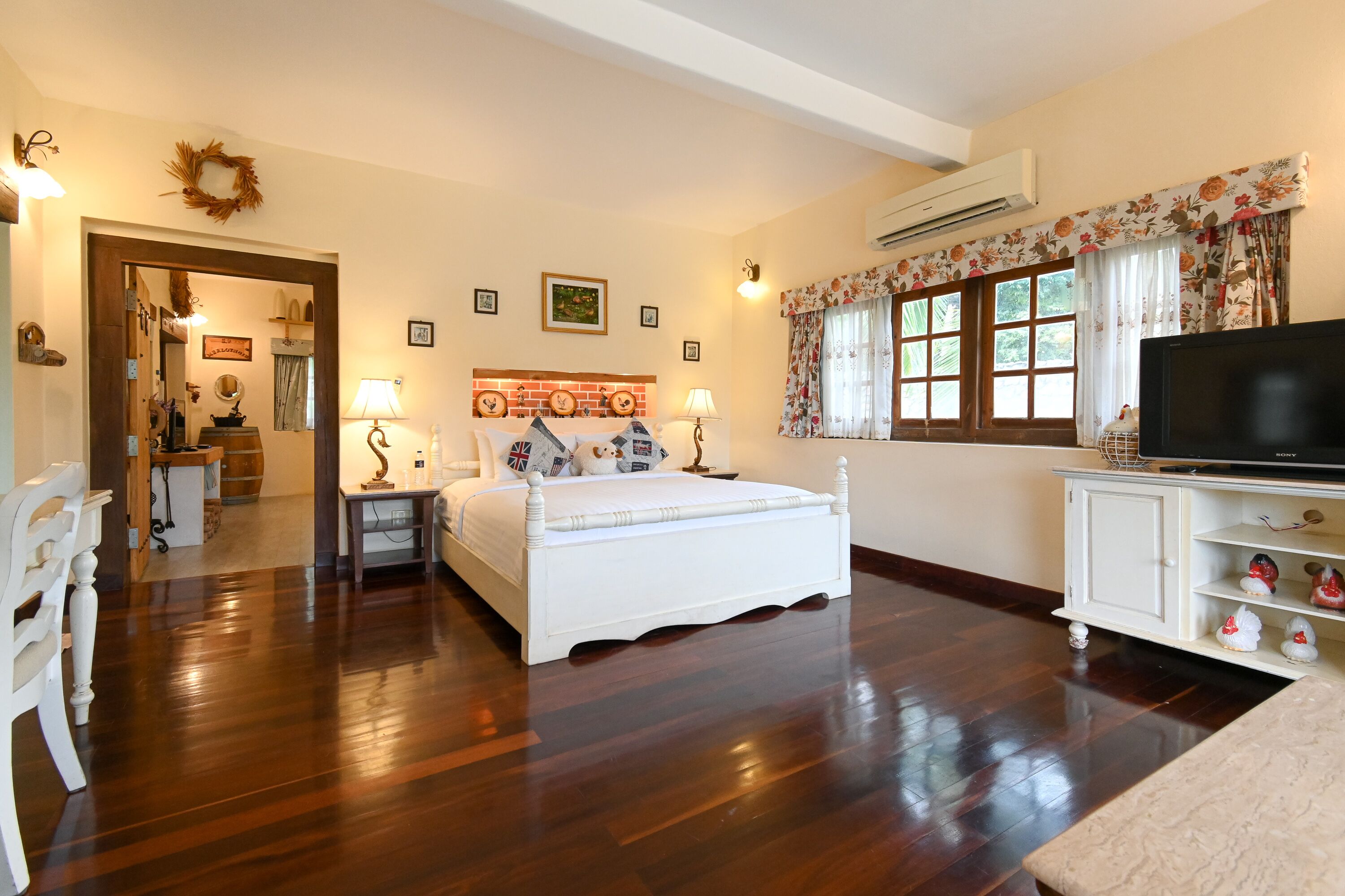 junior suite | 1 bedroom, premium bedding, free minibar, in-room safe