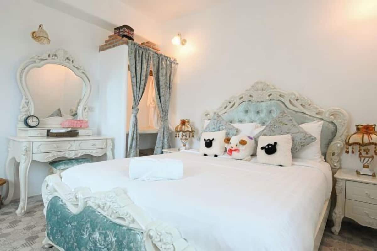 1 bedroom, premium bedding, free minibar, in-room safe