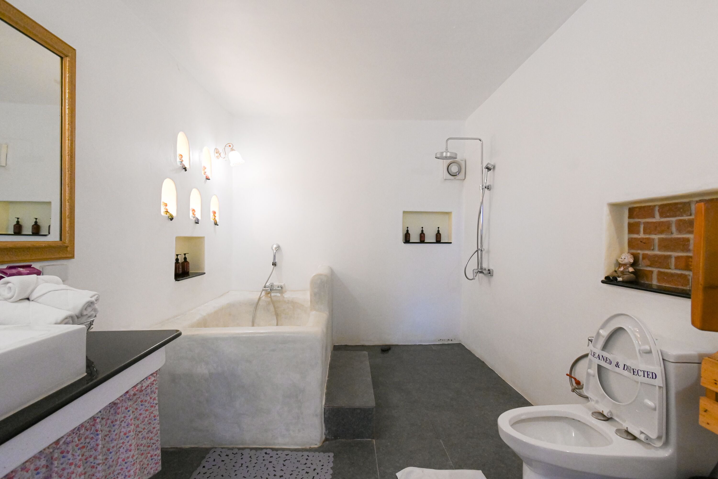 Une salle de bain avec une baignoire, des toilettes et une douche.