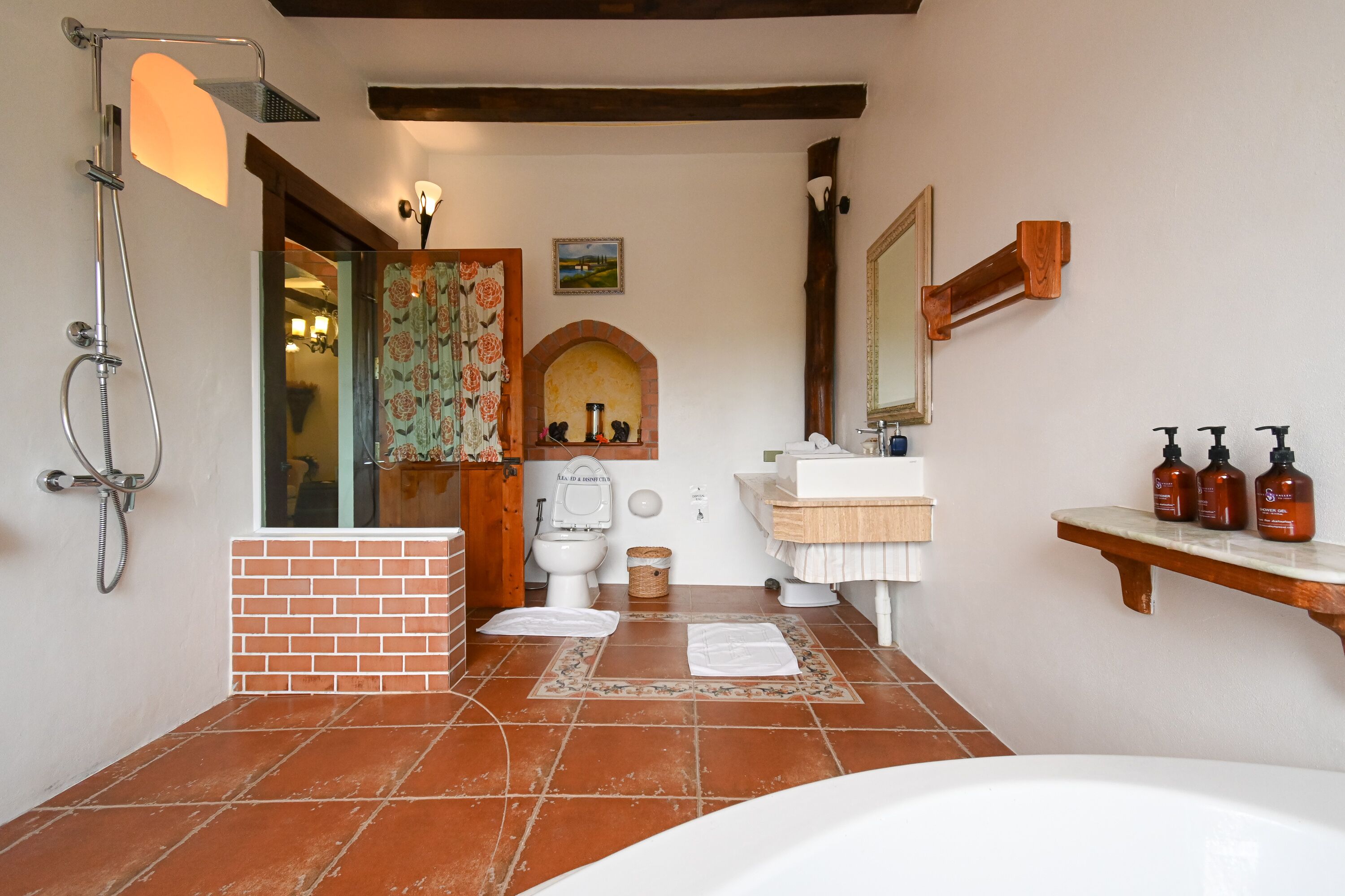 junior suite | bathroom | separate bathtub and shower, deep-soaking bathtub, free toiletries