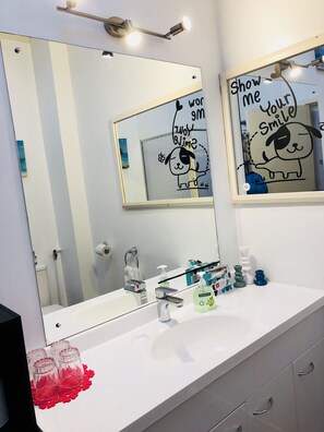 Comfort Apartment, 2 Bedrooms, Non Smoking, Ocean View | Bathroom | Shower, free toiletries, hair dryer, towels