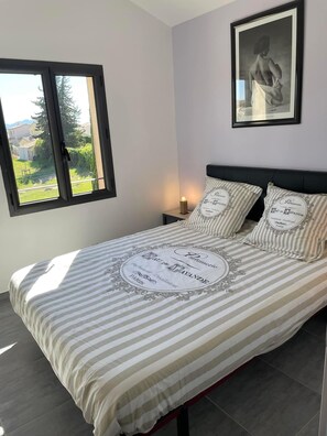 3 slaapkamers, een strijkplank/strijkijzer, reisbedje, wifi