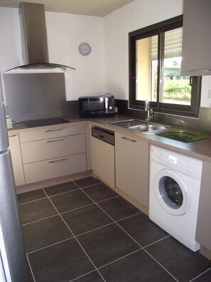 Een koelkast, een magnetron, een oven, een kookplaat