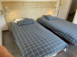 3 bedrooms, iron/ironing board, travel cot, WiFi - Provençal farmhouse with swimming pool and stunning view (Camaret-Sur-Aigues)