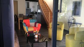 Télévision, lecteur de DVD, baby-foot, table de tennis de table