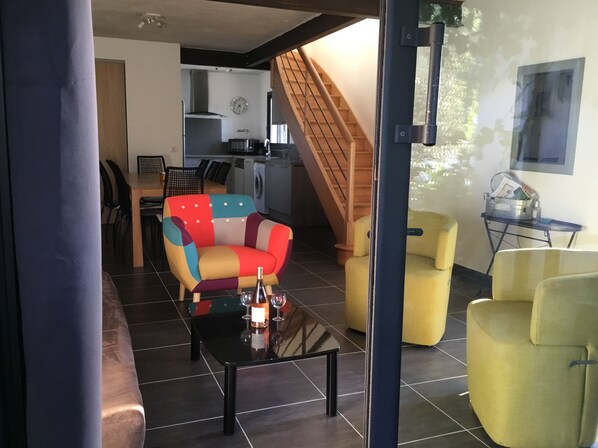 Televisie, een dvd-speler, tafelvoetbal en een tafeltennistafel