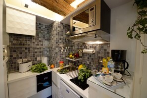 Fridge, microwave, coffee/tea maker, electric kettle - A3DG Blue cheese (París)